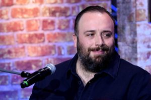 Incidente sul palco di Raphael Gualazzi: nessun ferito, spettacolo prosegue senza problemi.