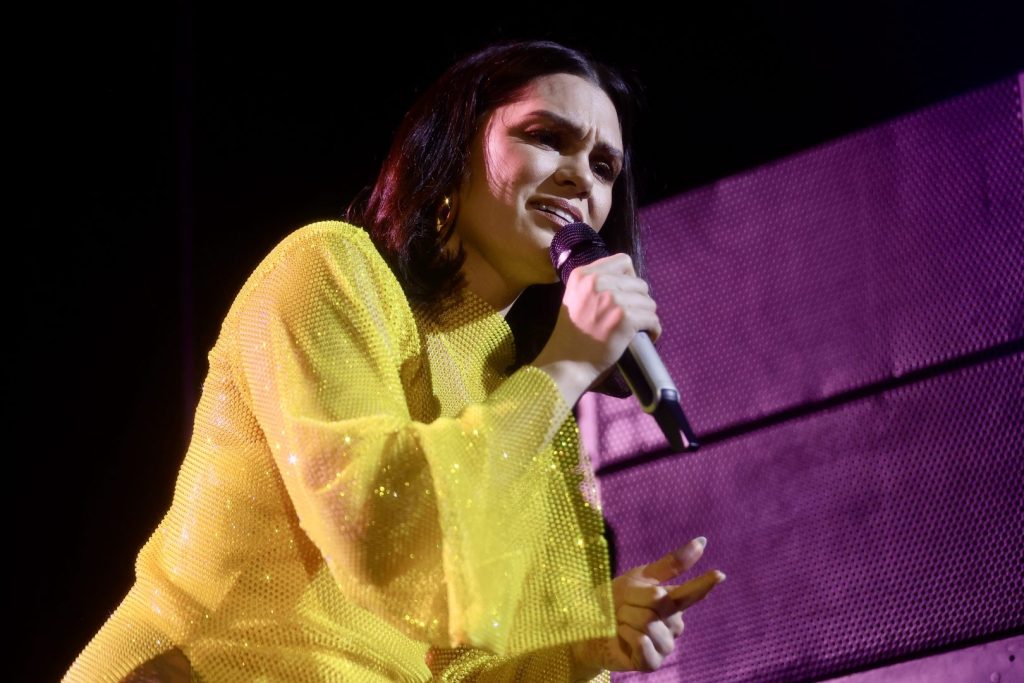 Madonna festeggia 67 anni in Toscana, tra natura e cultura per un compleanno indimenticabile.