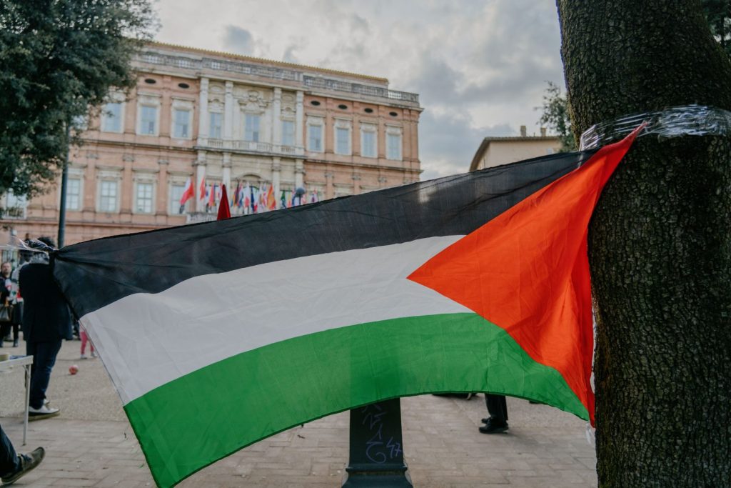Protesta pro-Palestina a La Valletta: Attivisti in azione durante la partita Maccabi Tel Aviv...