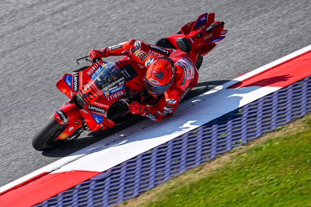 Marquez trionfa nella sprint austriaca, mentre Bagnaia si ritira dalla corsa.