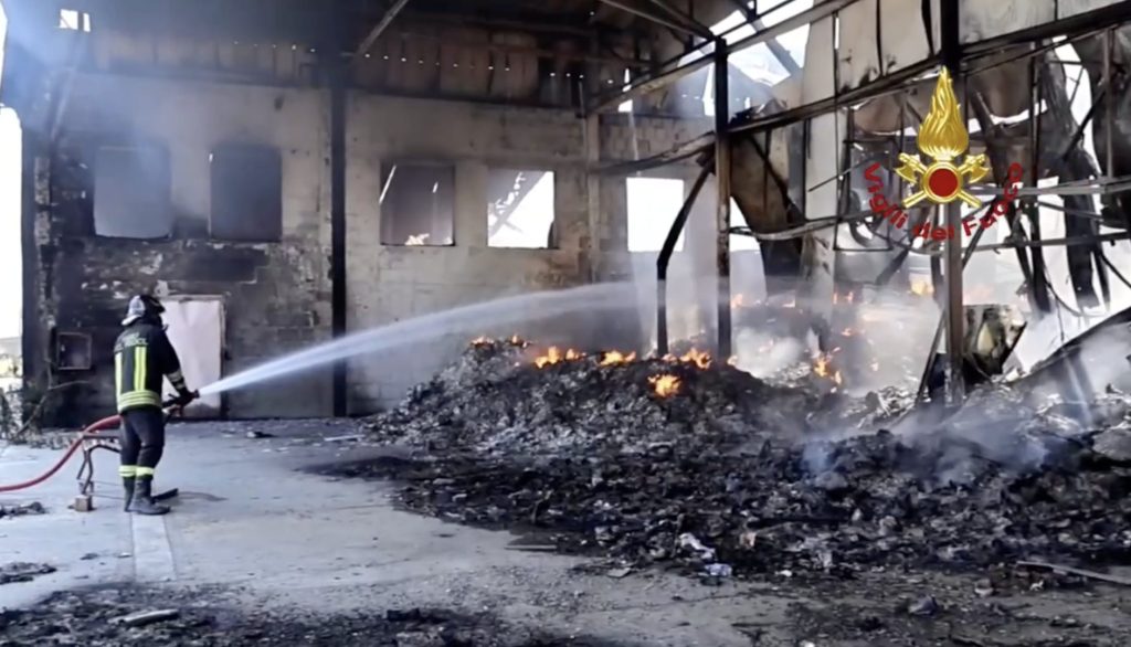 Diossine nel casertano: livelli allarmanti oltre il limite di sicurezza dopo incendio.