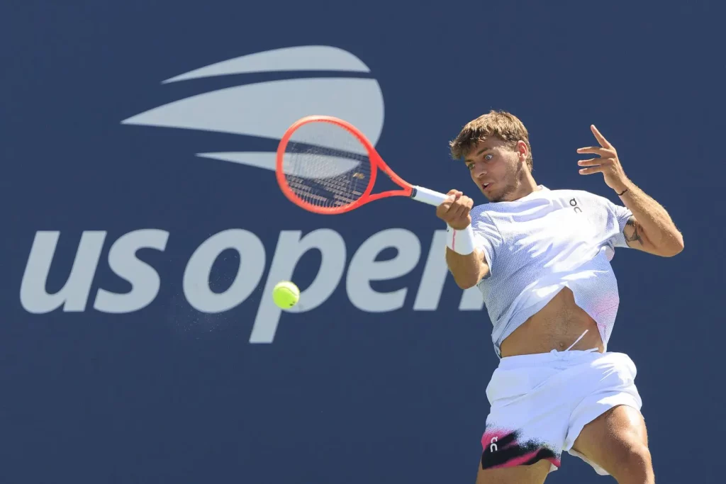 Cobolli e Bellucci avanzano al secondo turno degli US Open, Alcaraz attende Sinner.