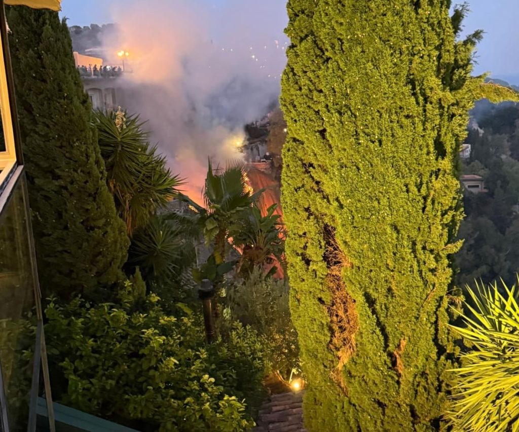 Incendio a Taormina: Fiamme Sotto il Belvedere di Via Roma Un Esercito di Vigili del Fuoco in Azione...