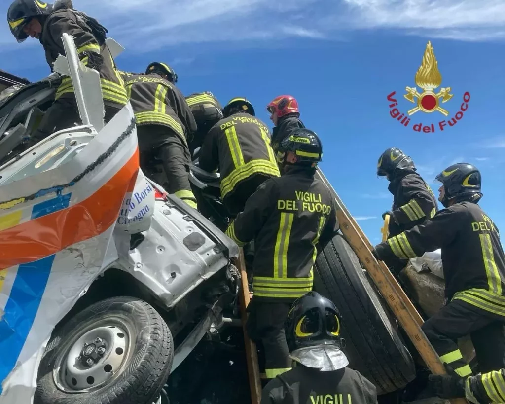 Tragico Incidente Stradale sull'A1: Tre Morti e Diciotto Feriti Dettagli dell'incidente FIRENZE...