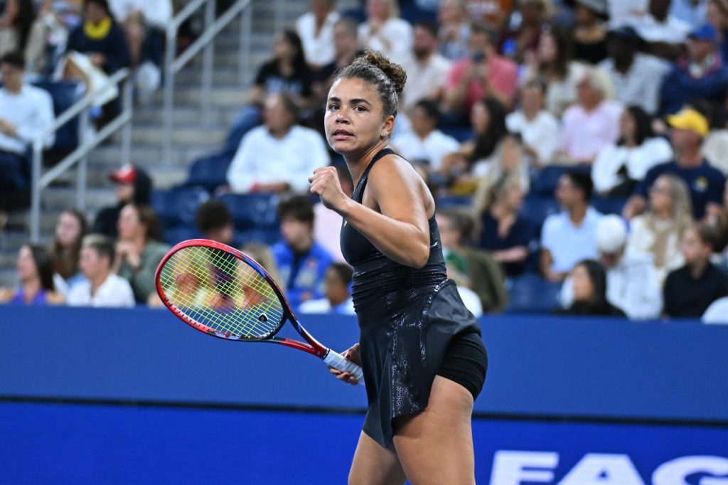 Us Open: Paolini e Darderi avanzano al terzo turno, Alcaraz supera Bellucci con facilità.