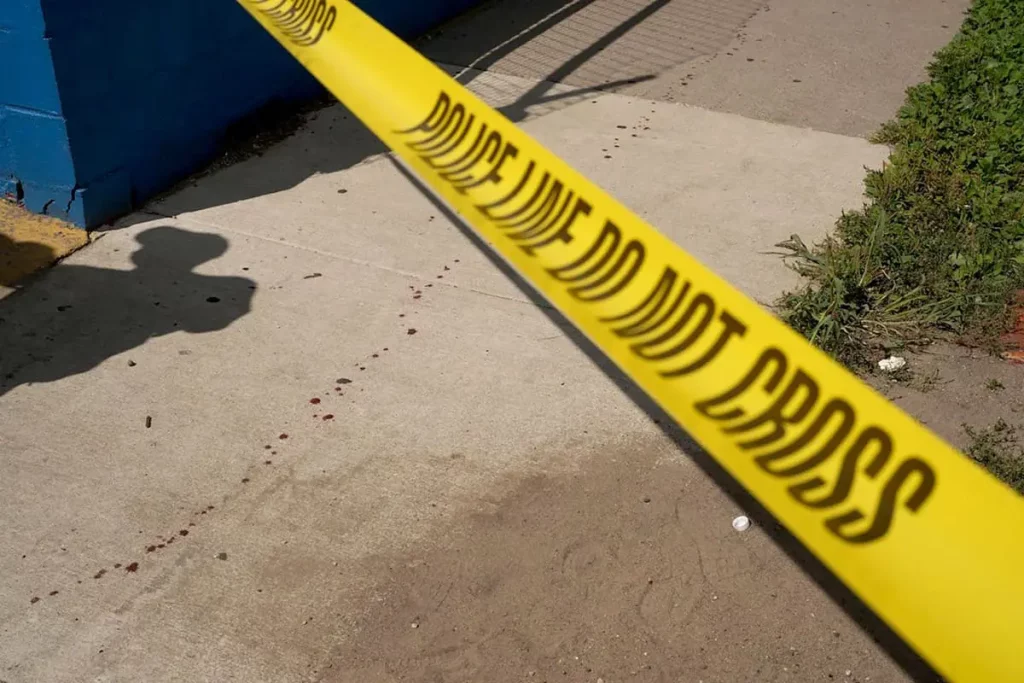 Tragedia a Minneapolis: sparatoria in scuola cattolica, due morti e 20 feriti, attentatore suicida.