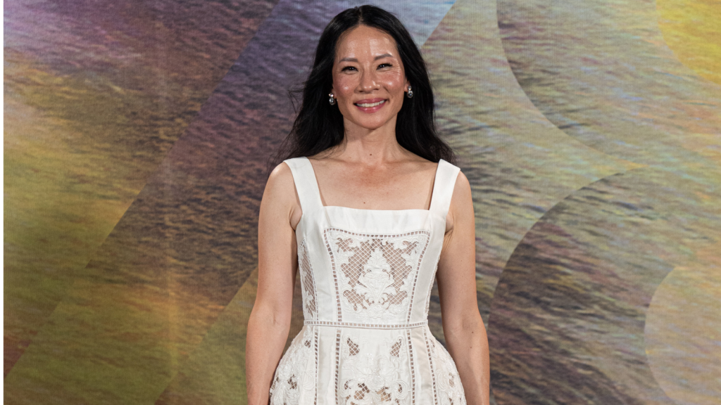 Scopri come emulare il look in pizzo bianco di Lucy Liu per la prossima stagione!
