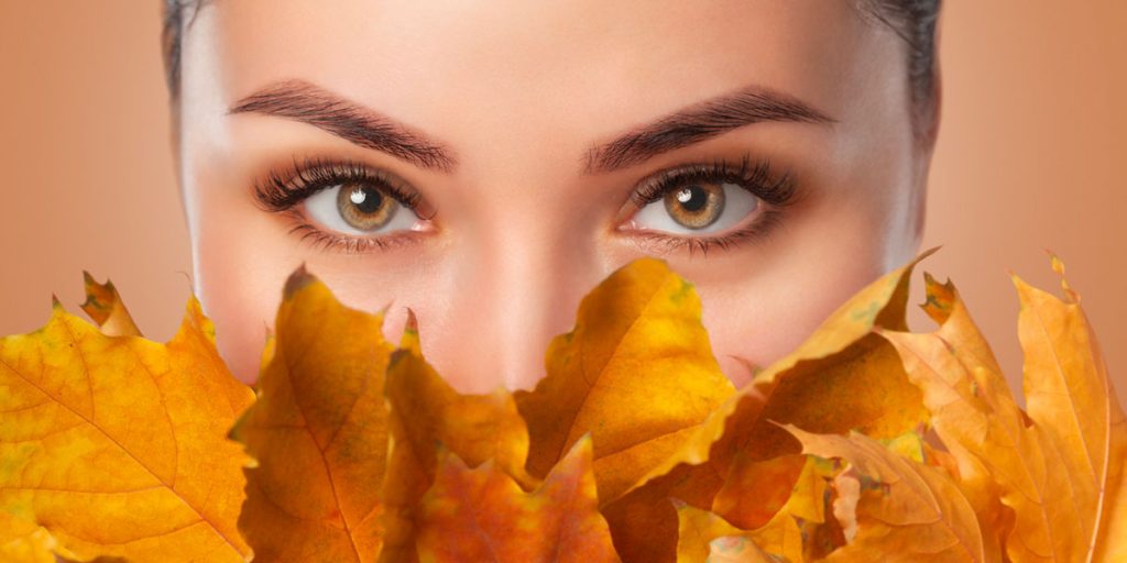 Valorizza gli occhi incappucciati con un make-up che esalta la loro bellezza unica.