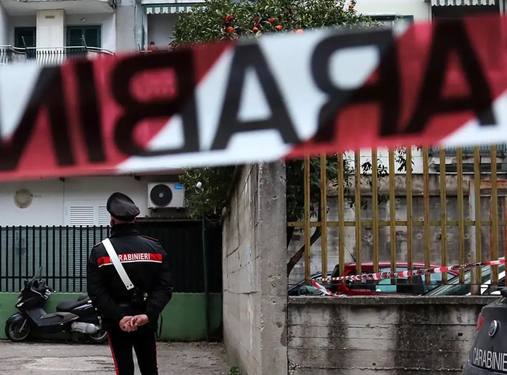 Ispettore di polizia assassinato a Melito di Napoli: coltellate letali nella sua casa.