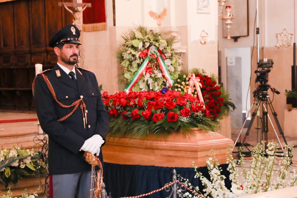Pippo Baudo, funerali a Militello: chiusa la camera ardente. Ultimo saluto alle 16.