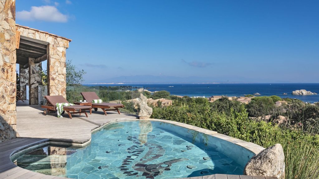 I migliori hotel sulla spiaggia in Sardegna, selezionati da un locale italiano esperto.