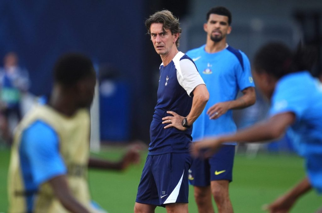 Tottenham sfida il PSG nella Supercoppa Europea: Frank ottimista per la partita.