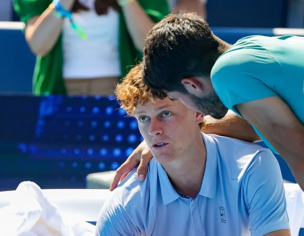 Sinner si ritira dopo cinque game: “Non mi sentivo bene”, Alcaraz conquista Cincinnati.