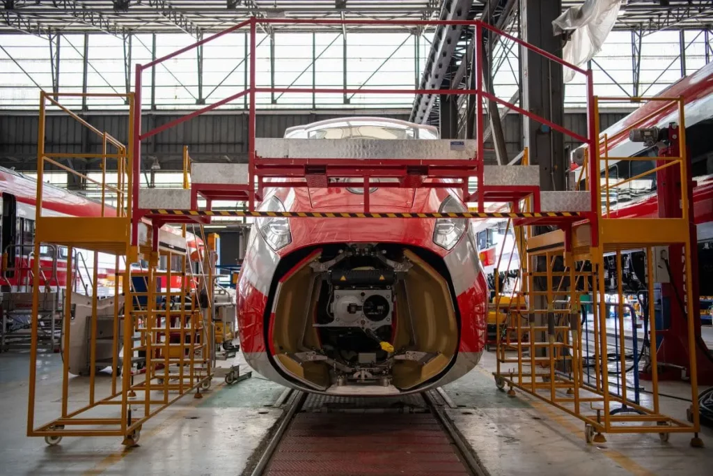 Trenitalia avvia l’omologazione del nuovo Frecciarossa 1000 per potenziare i servizi ferroviari.