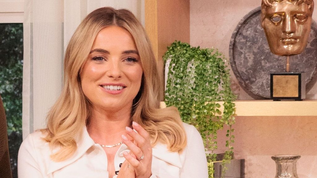 Scopri il look autunnale di Sian Welby: camicia elegante e pantaloni rosa polvere!