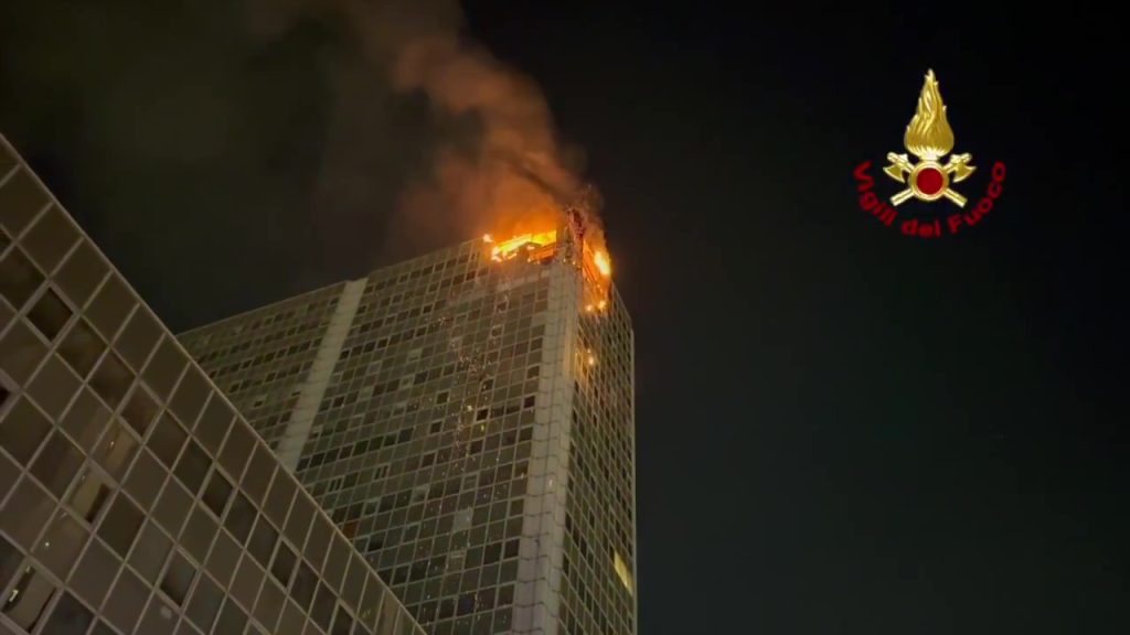 Incendio Notturno a Napoli: Intervento dei Vigili del Fuoco NAPOLI (ITALPRESS) – Una serata di paura...