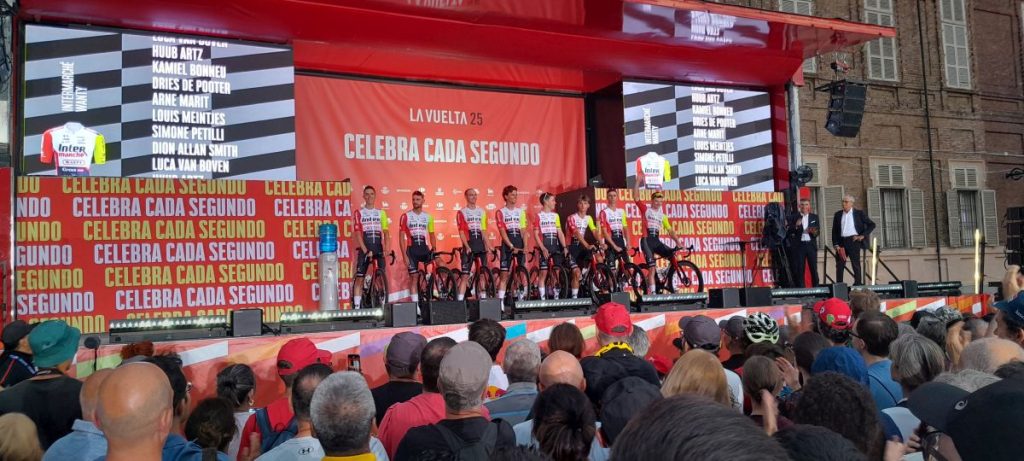 Vuelta: le squadre si svelano a Torino, partenza sabato dalla Reggia della Venaria Reale.