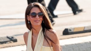 Amal Clooney dimostra che il giallo burro è un must anche per l’autunno.