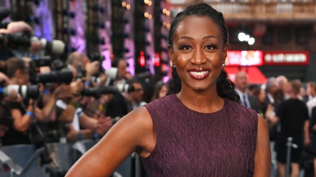 Scopri il look autunnale con l’elegante abito berry di Beverley Knight.