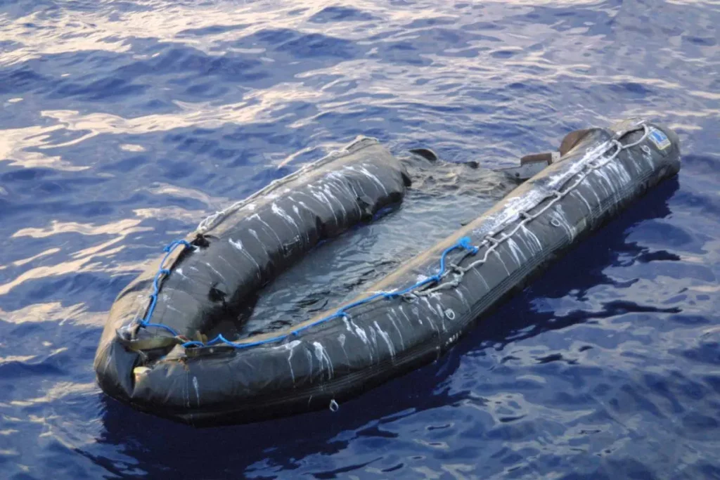 Tragedia al largo di Lampedusa: naufragio con vittime e dispersi LAMPEDUSA (AGRIGENTO) – Una...