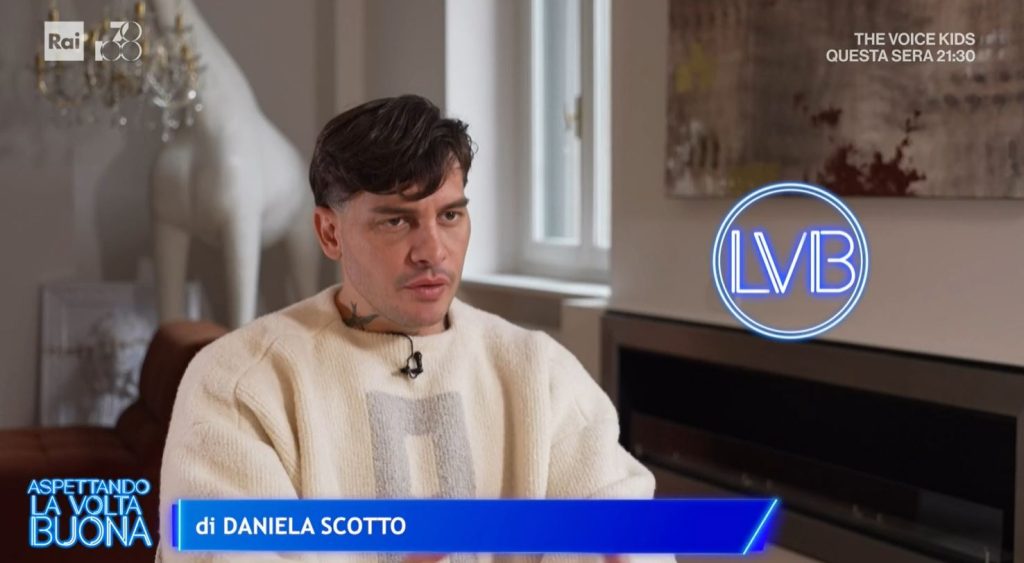 Alessandro Basciano inizia a portare il braccialetto elettronico dopo le denunce di Sophie Codegoni.