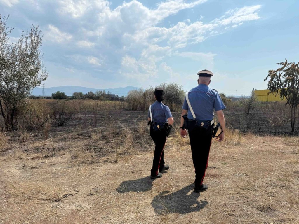 Incendi alle porte di Roma: piromane denunciato dopo due fiamme in poche ore.