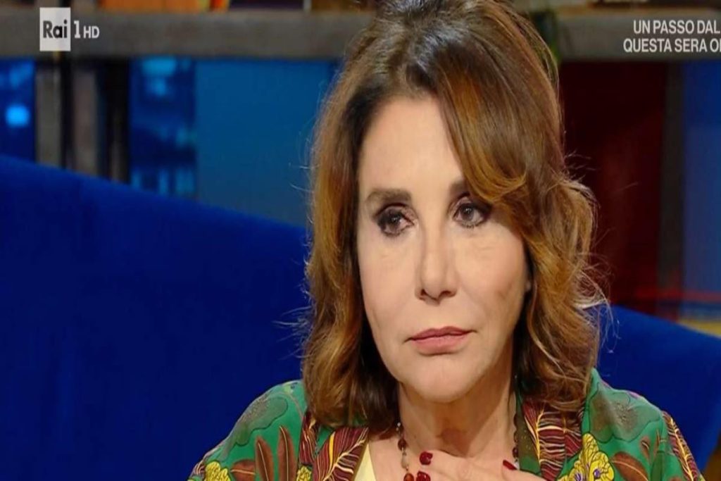 Chiara Salerno: dalle tensioni familiari alla separazione da Stefano Benassi, un viaggio personale intenso.