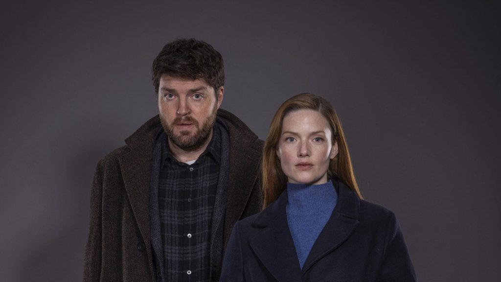 Il Ritorno di Cormoran Strike: "Un Cuore Nero Inchiostro" Arriva in Italia Tom Burke e Holliday...