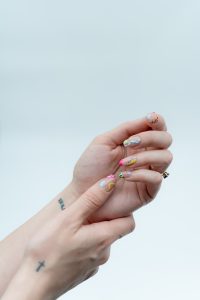 Nail art per principianti: guida facile all’applicazione dei fogli per unghie con gel.