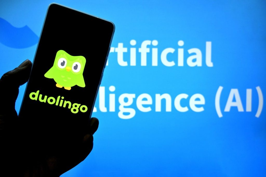 Il CEO di Duolingo chiarisce fraintendimento su memo controverso riguardo all’IA.