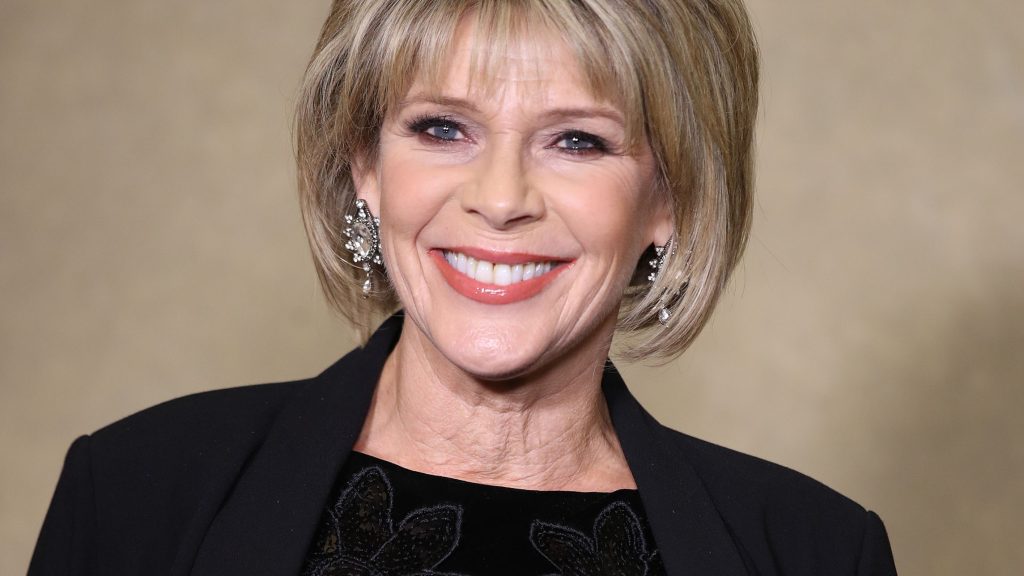 Ruth Langsford’s V-neck jumper: l’ideale per le fresche serate estive e l’autunno.