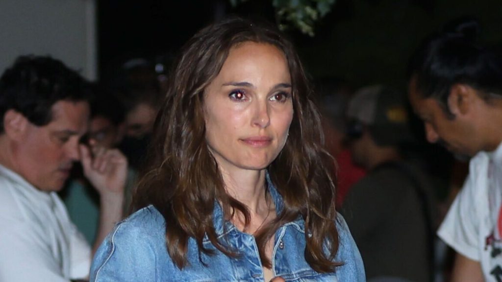 Natalie Portman: il look perfetto per settembre con giacca di jeans e vestito floreale.