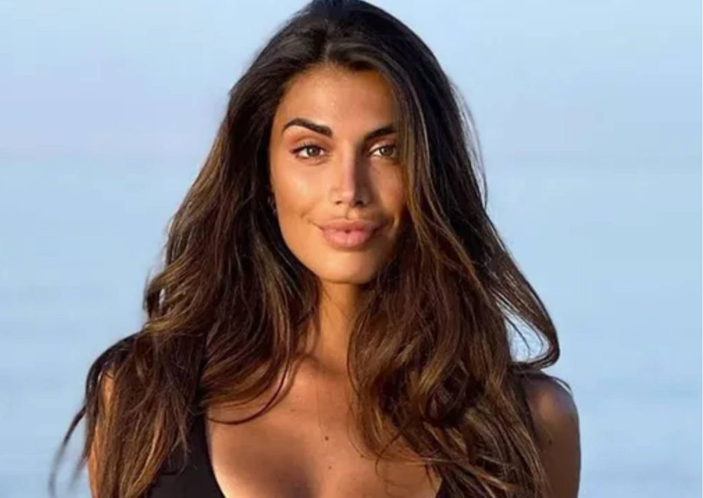 Fabrizia Santarelli: da Miss Curve a Bonas, ora sceglie la spiritualità e cambia vita.