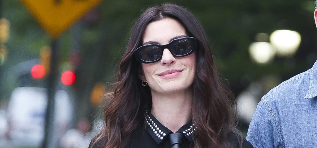 Anne Hathaway abbraccia il tailoring: un accessorio controverso che divide gli esperti di moda.