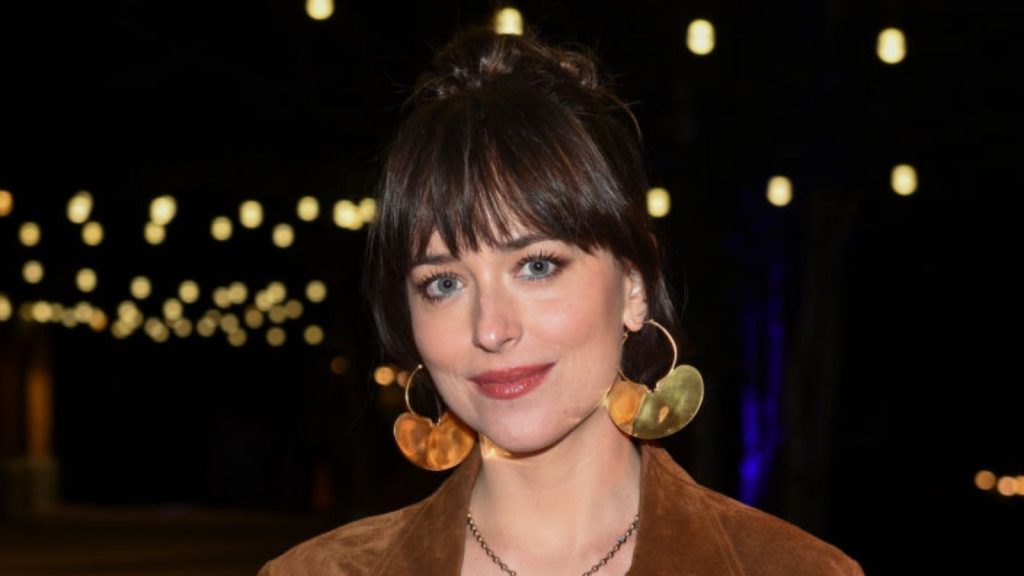 La giacca in suede toffee di Dakota Johnson: l’ideale per l’autunno.