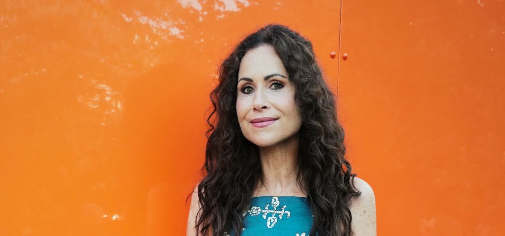 Investi nel bikini a due pezzi chic di Minnie Driver: perfetto per valorizzare la figura.