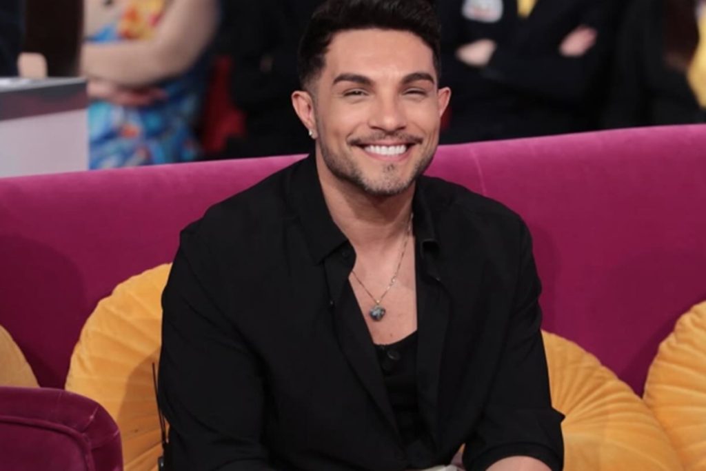 Marco Carta svela il retroscena con Maria De Filippi e parla di Pippo Baudo dopo Sanremo.