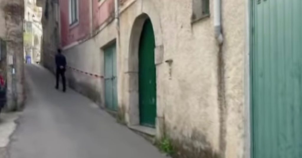Tragedia a Montecorvino Rovella: Tina Sgarbini strangolata, caccia all’ex compagno a Salerno.