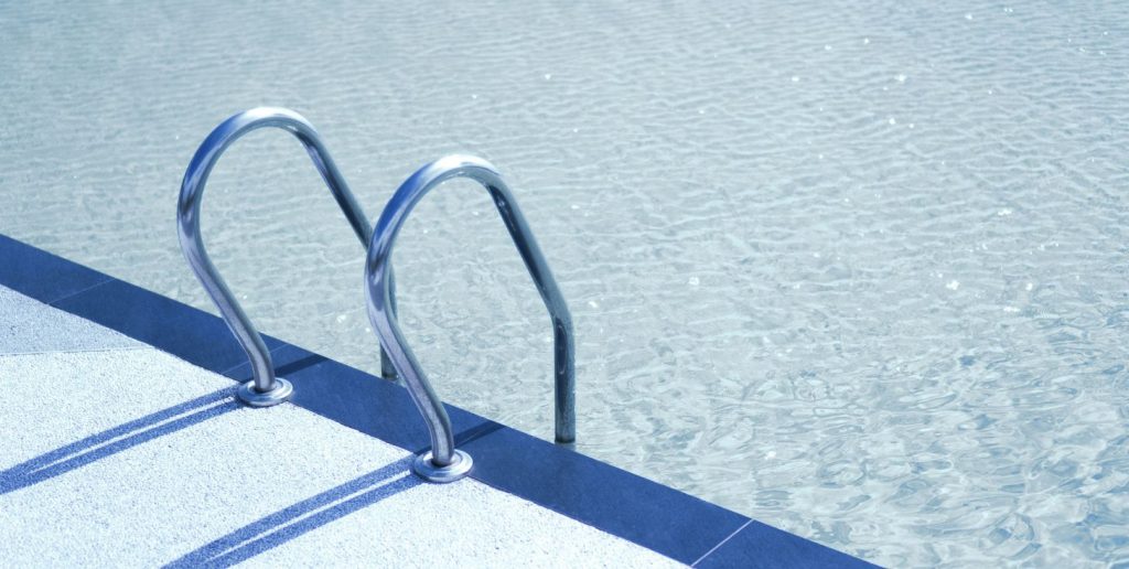 Tragedia in piscina: bimbo di tre anni muore, organi donati per salvare vite.