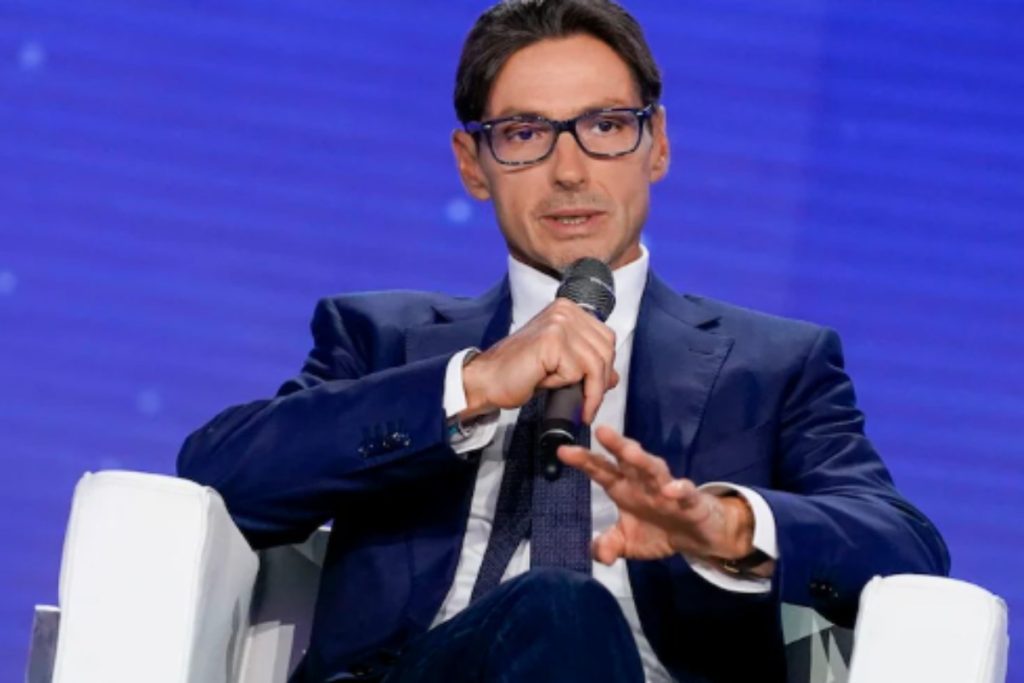 Pier Silvio Berlusconi ridisegna Pomeriggio 5: Nuzzi in un talk show più breve.