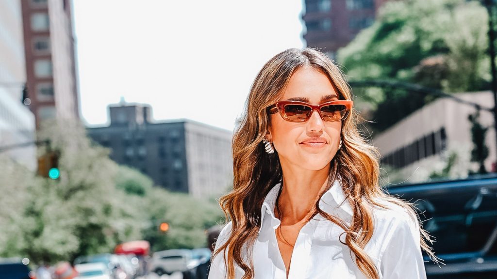Jessica Alba: il lusso discreto e i toni neutri per un perfetto passaggio alla nuova stagione.