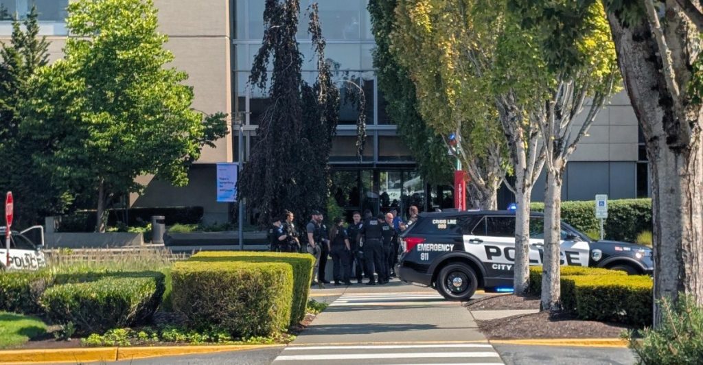 Microsoft chiude un edificio dopo l’ingresso dei manifestanti nell’ufficio del presidente.