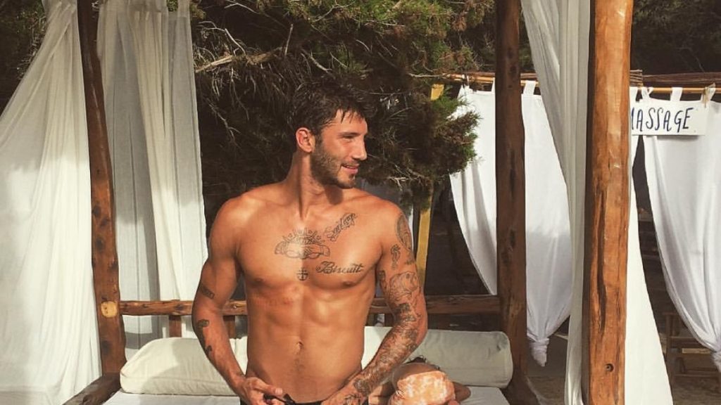 Stefano de Martino avvistato in video: il riconoscimento dei tatuaggi tra i fan.