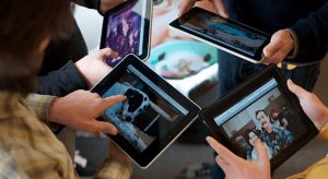 Smartphone vietati a scuola: gli studenti si collegano ai social tramite tablet.