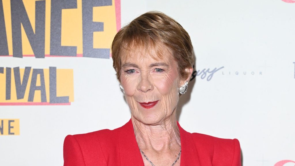 Celia Imrie: elegante sartorialità in contrasto con il look accogliente del suo personaggio.
