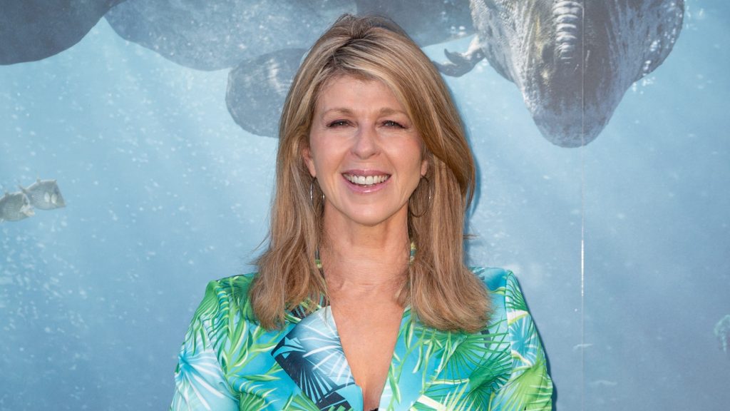 Kate Garraway incanta in un elegante vestito a pois rossi, stile raffinato e femminile.