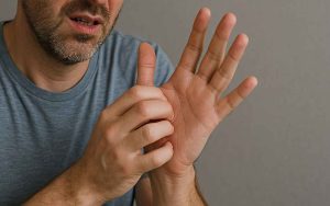 Che cos'è il formicolio a mani e piedi? Il formicolio, noto anche come parestesia, è una sensazione...