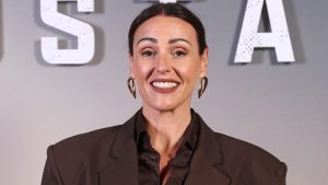 Suranne Jones reinventa l’iconico tailleur anni ’80 con un tocco alla moda del 2025.
