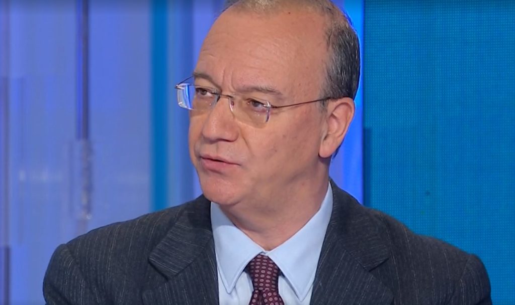 Valditara contestato: studenti in rivolta contro le riforme scolastiche percepite come impoverenti.