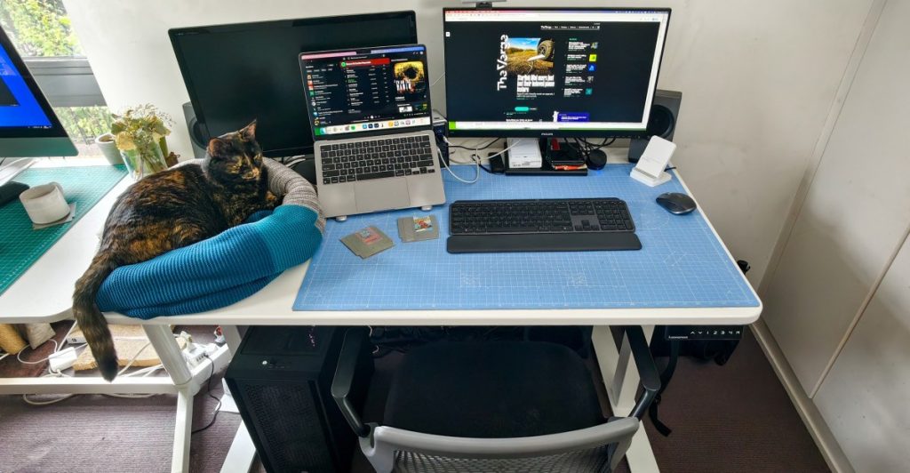 Cosa c’è sulla scrivania di Dominic Preston? Scopri gli oggetti che lo ispirano!